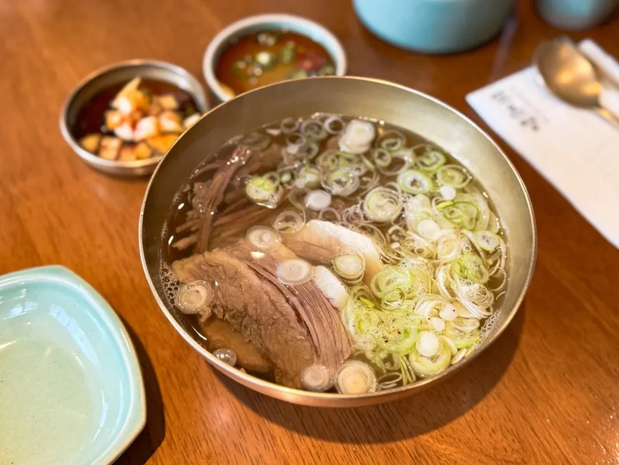 김이 오르는 맑은 한우곰탕 한 그릇