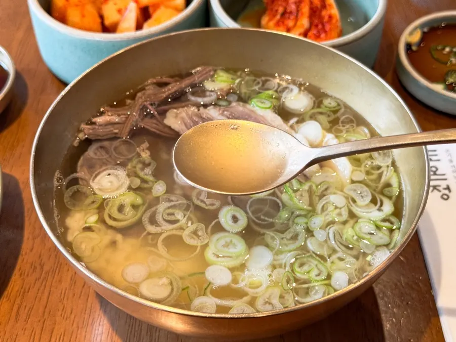파가 듬뿍 올라간 맑은 곰탕 국물