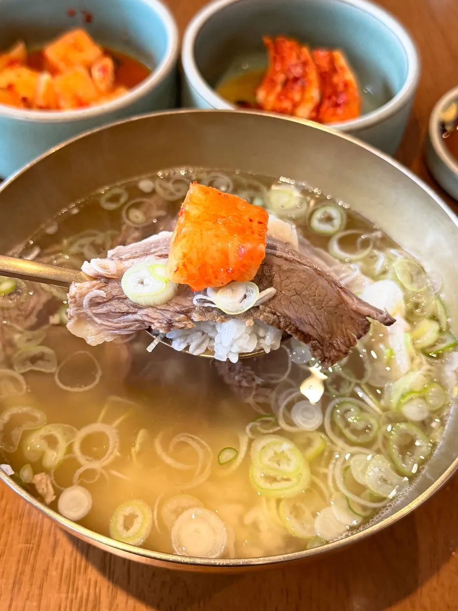 특 사이즈 곰탕의 넉넉한 한우 살코기