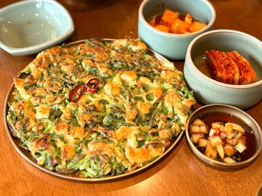 노릇하게 부쳐진 새우 미나리전
