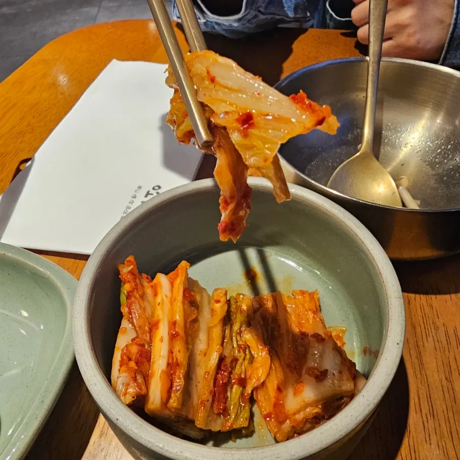 소스에 찍은 전골 고기 한 점
