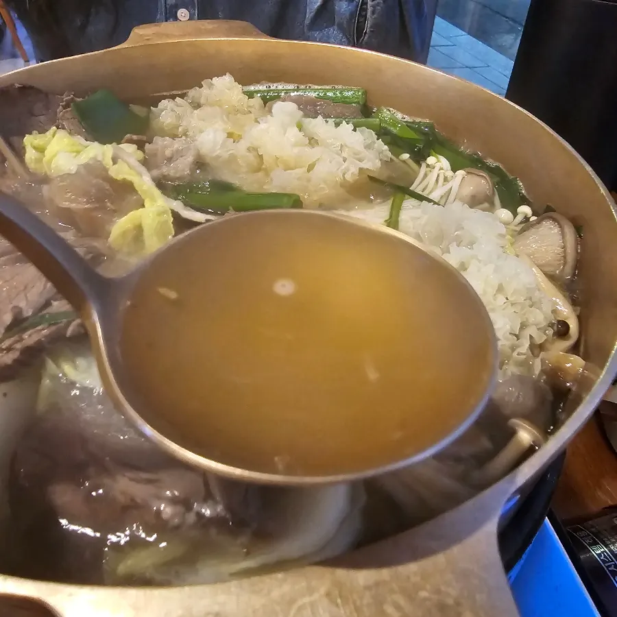 한우 암소를 고아 낸 맑은 전골 국물