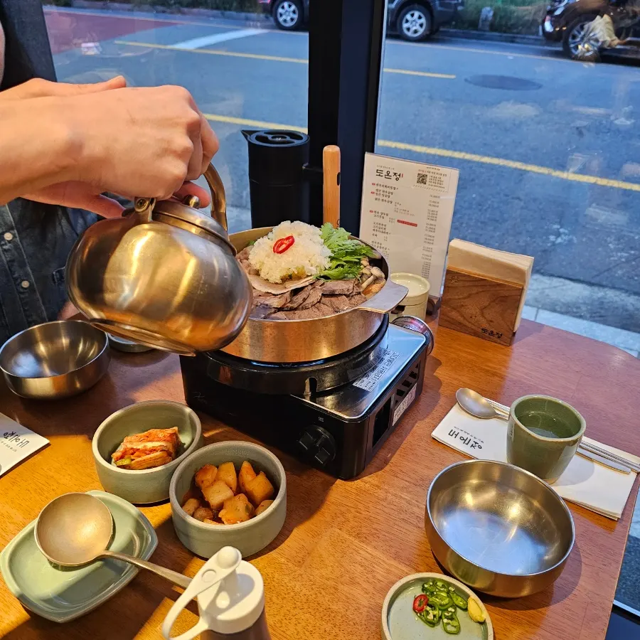 리필한 전골 국물이 담긴 그릇