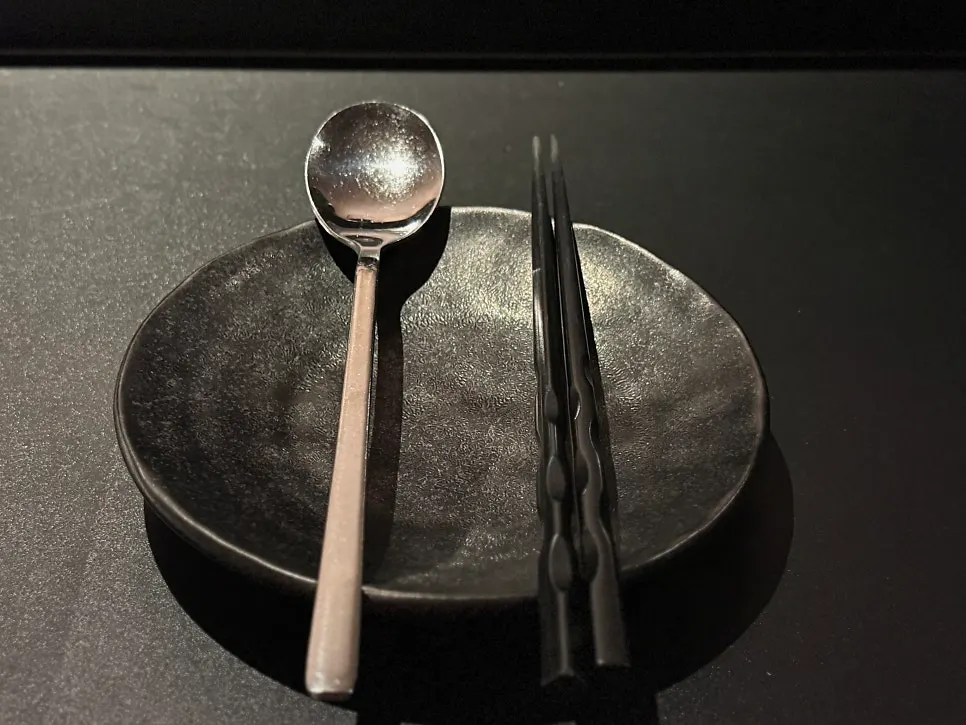 돕한 바 테이블 좌석 전경