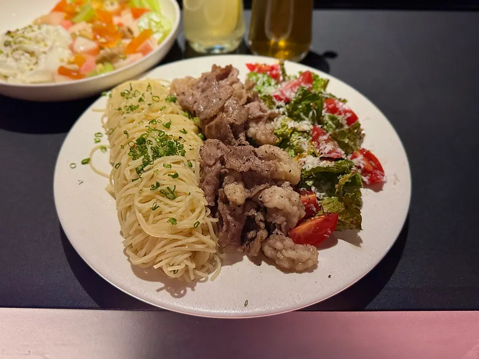 부라타 치즈를 덜어낸 접시 클로즈업