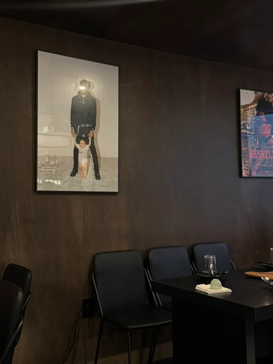 Decor and atmosphere inside Dophan