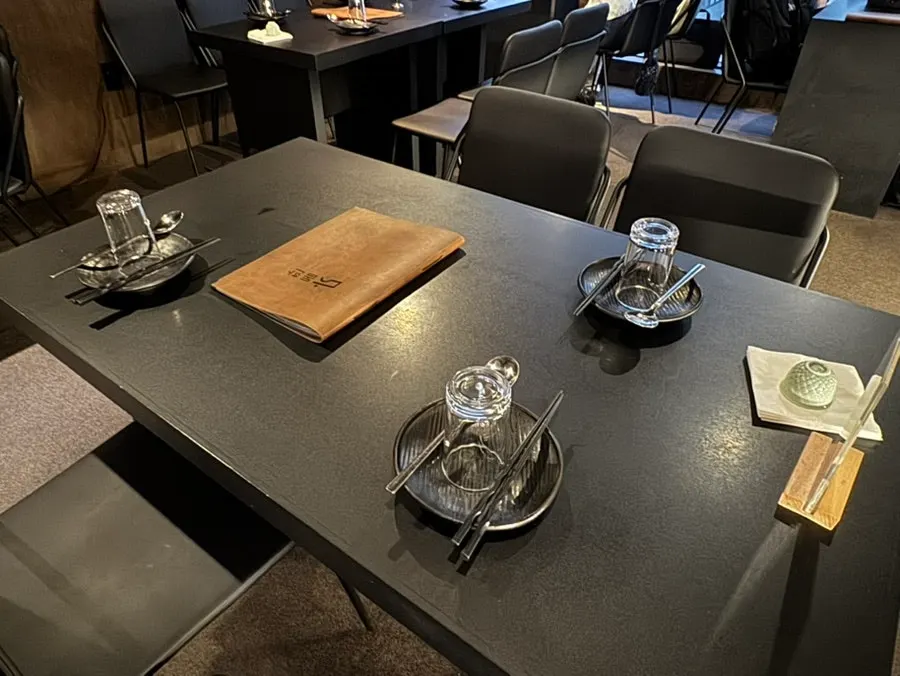 Tables at Dophan already filled in early evening