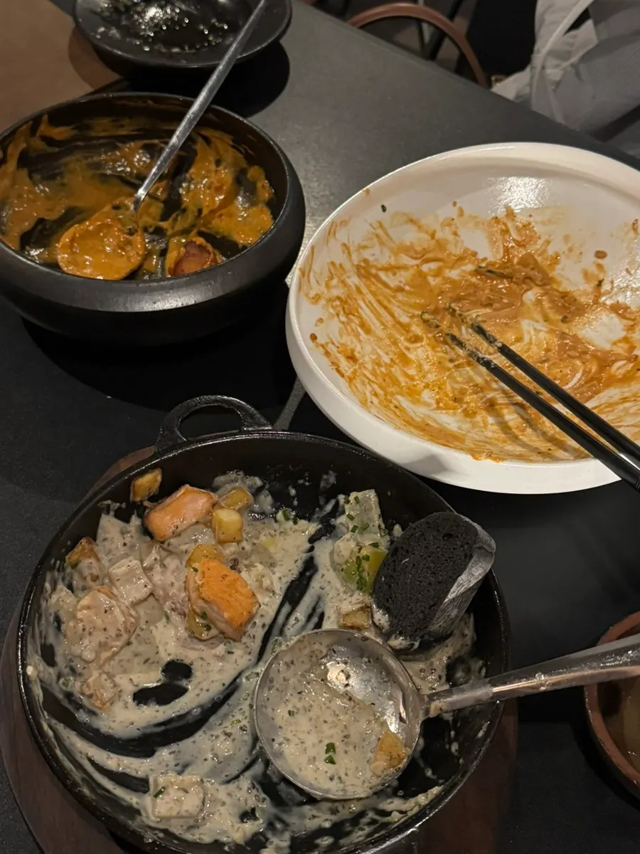 Nearly empty table at Dophan after the meal