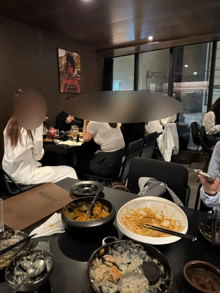 Dophan's dining hall filled with group customers