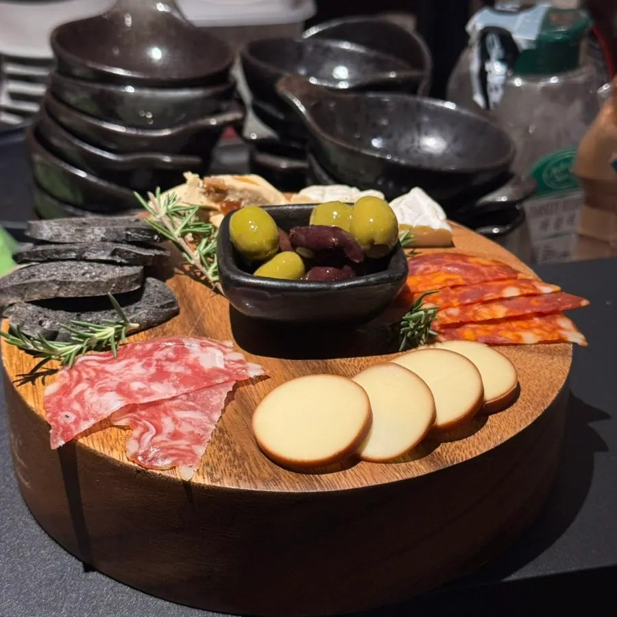 Charcuterie cheese platter M at Dophan