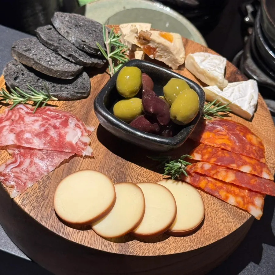 Platter with cheese and jamón