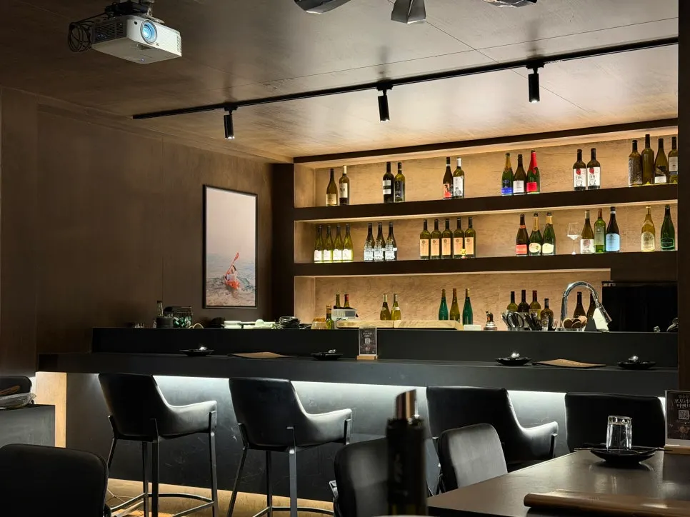 Casual dining bar atmosphere at Dophan