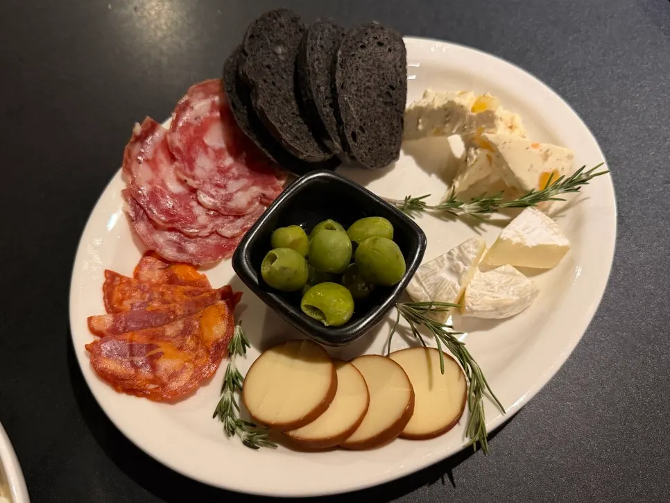 Dophan charcuterie cheese platter M