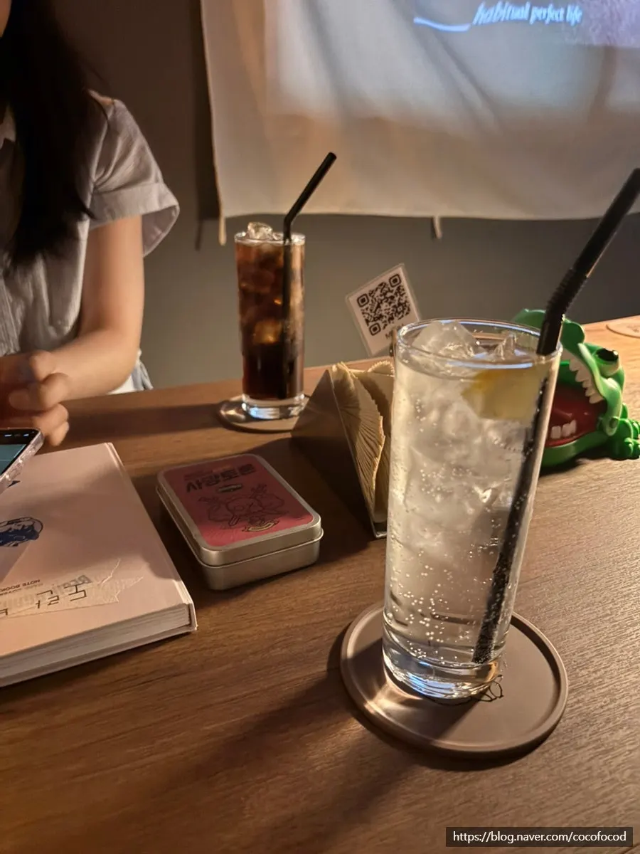 Gin and tonic ordered by the writer's friend