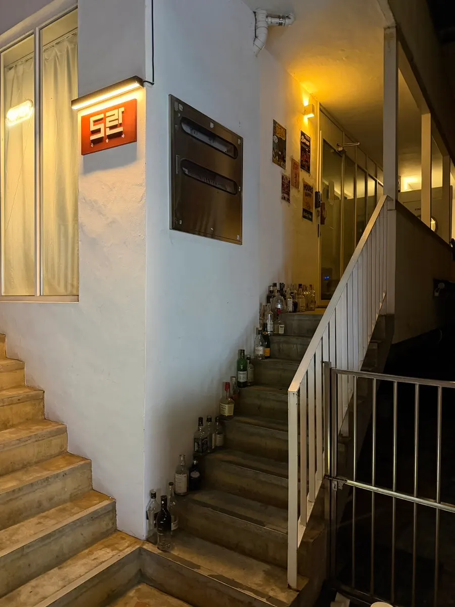 Half-flight of stairs leading up to Doran Honsul Bar Hongdae Branch's entrance