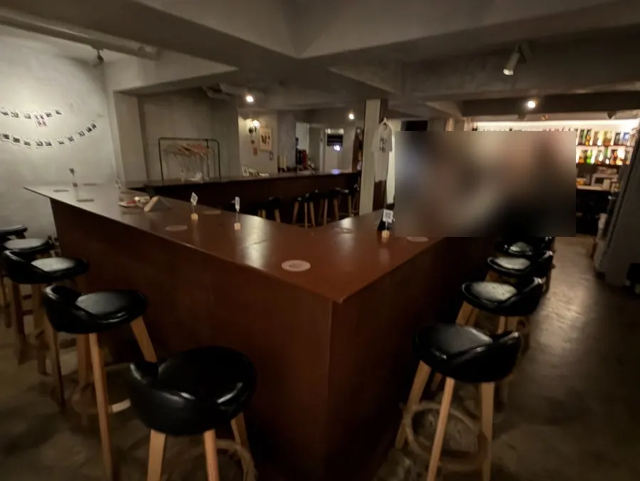 Interior of Doran Honsul Bar Hongdae Branch showing the L-shaped bar table