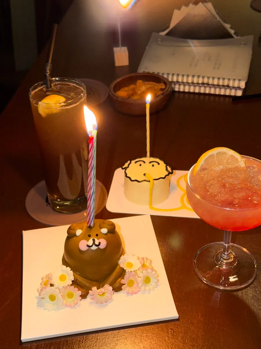 Two cocktails placed on the bar table