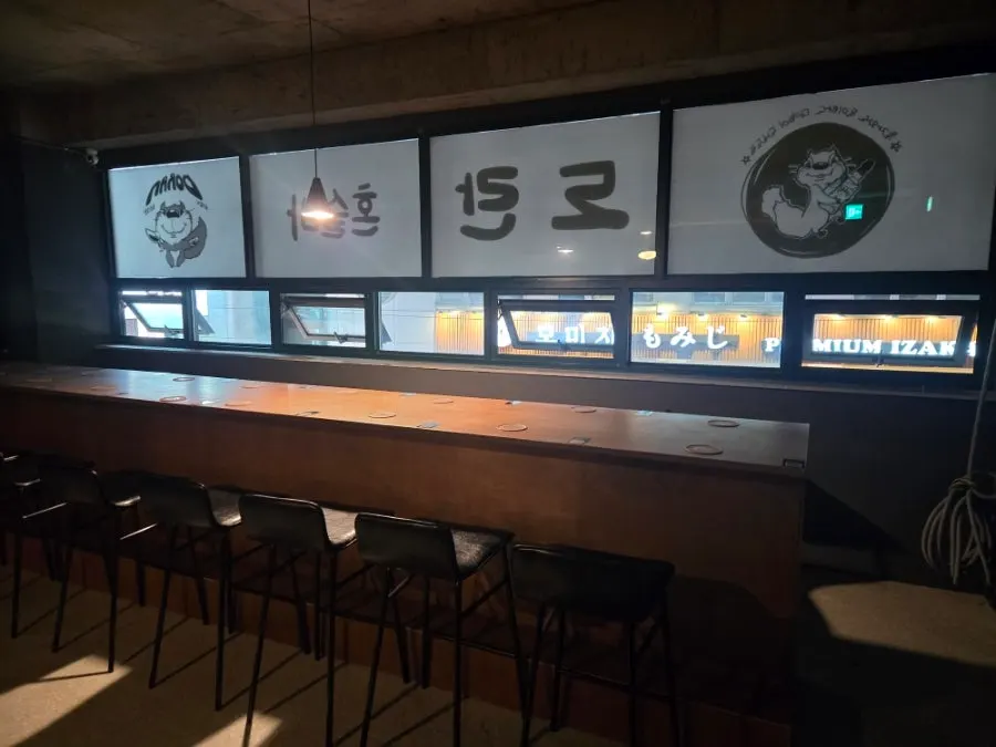 Long table inside Doran Honsul Bar Jamsil Branch