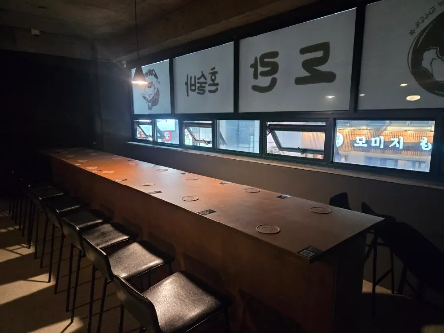 Atmosphere around the bar counter at Doran Honsul Bar