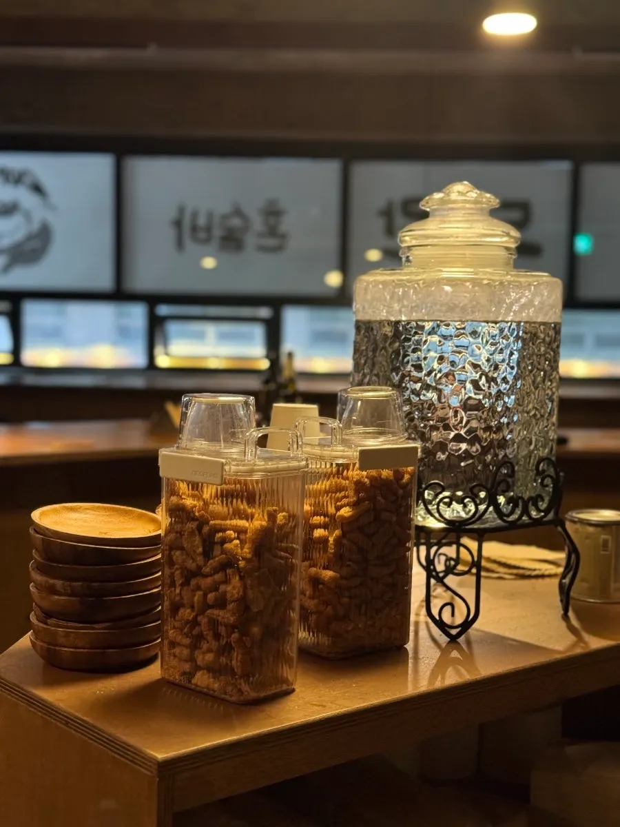 Water and snacks at the self-serve corner of Doran Honsul Bar