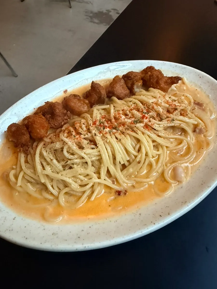 치킨난반과 쏘맥을 함께 놓은 상차림