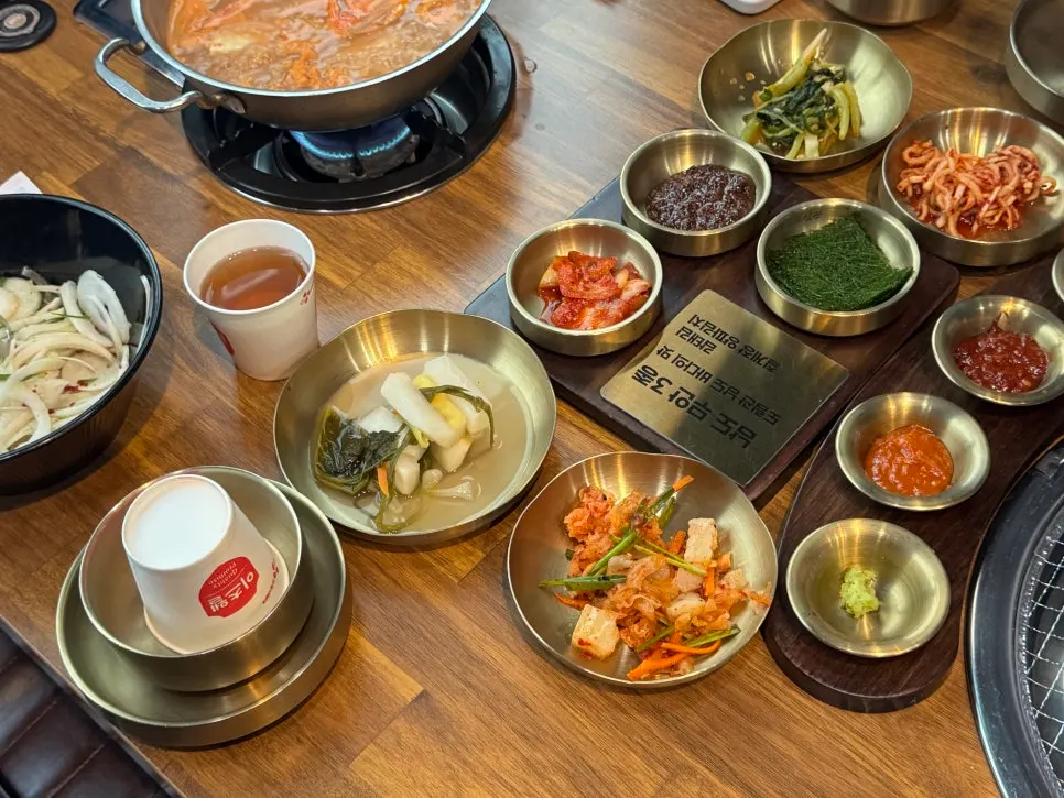 금빛 놋그릇에 차려진 남도식 기본 찬 상차림