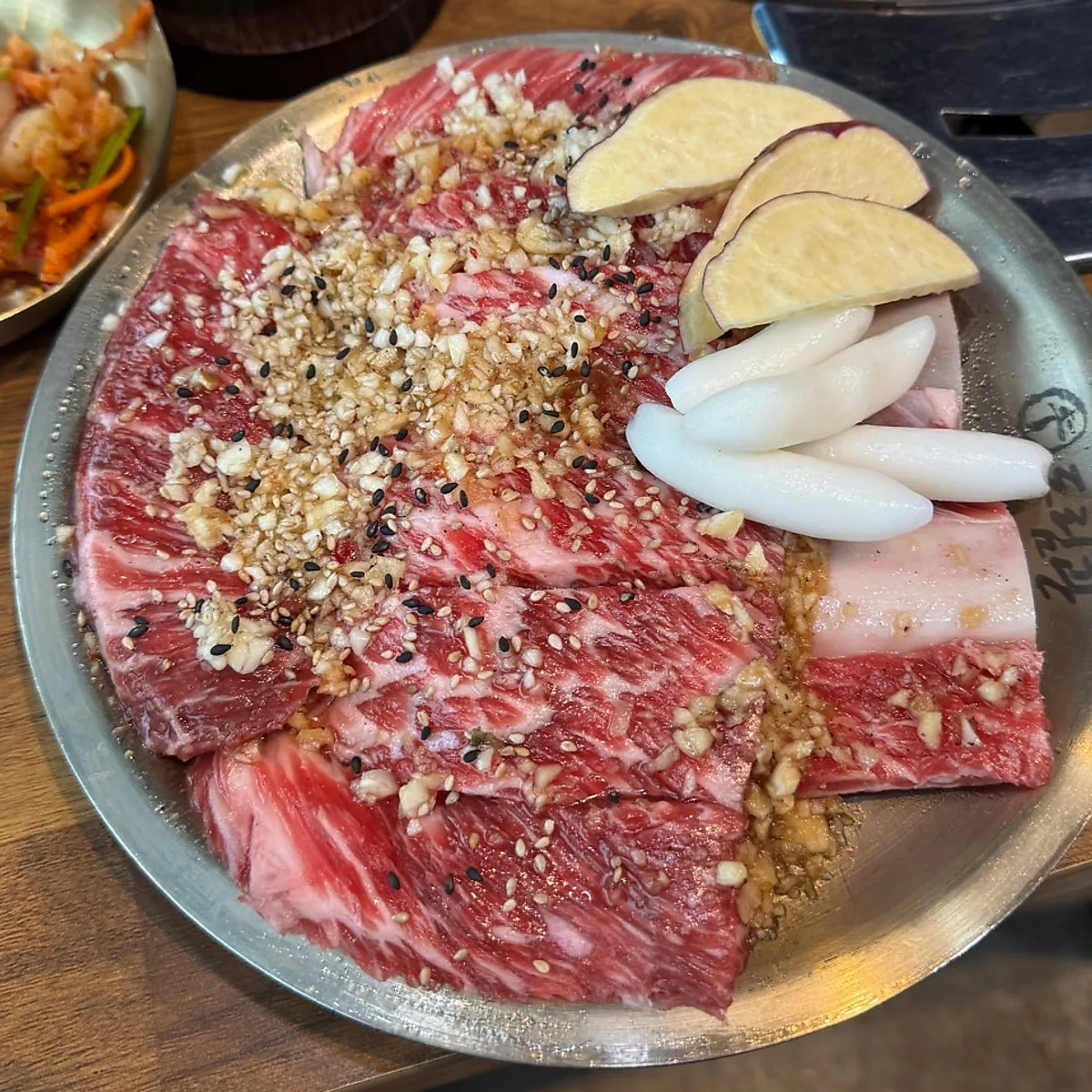 황토마늘이 뿌려진 소뱃살 양념꽃갈비 500g