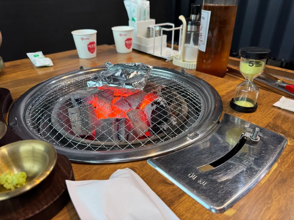 뼈가 붙은 두툼한 양념꽃갈비 접시