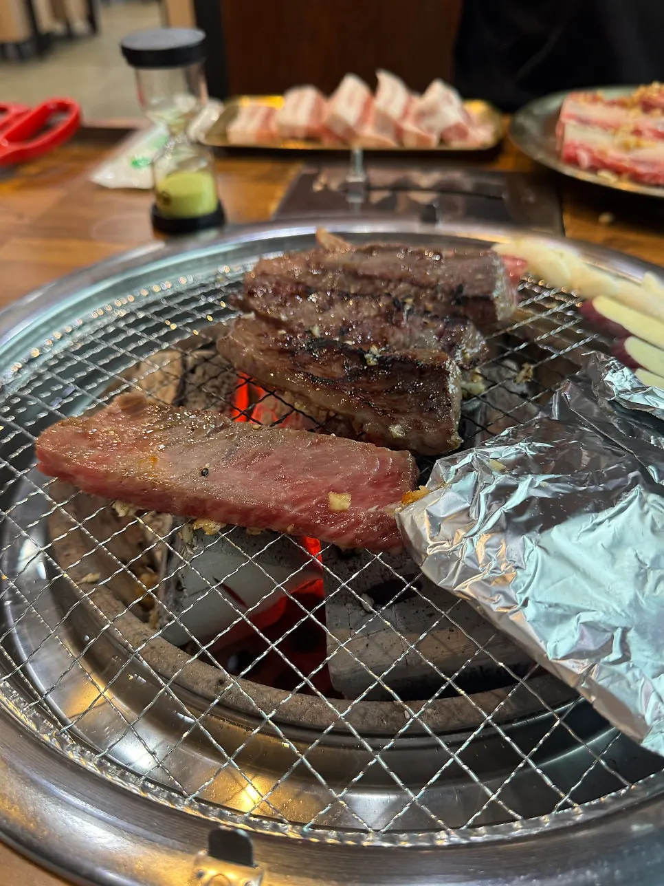 참숯 석쇠에 올린 소갈비와 5분 모래시계