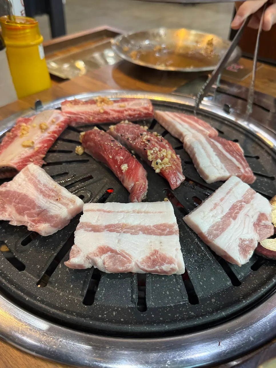감태김에 소갈비와 칠게장, 양파김치를 올린 쌈