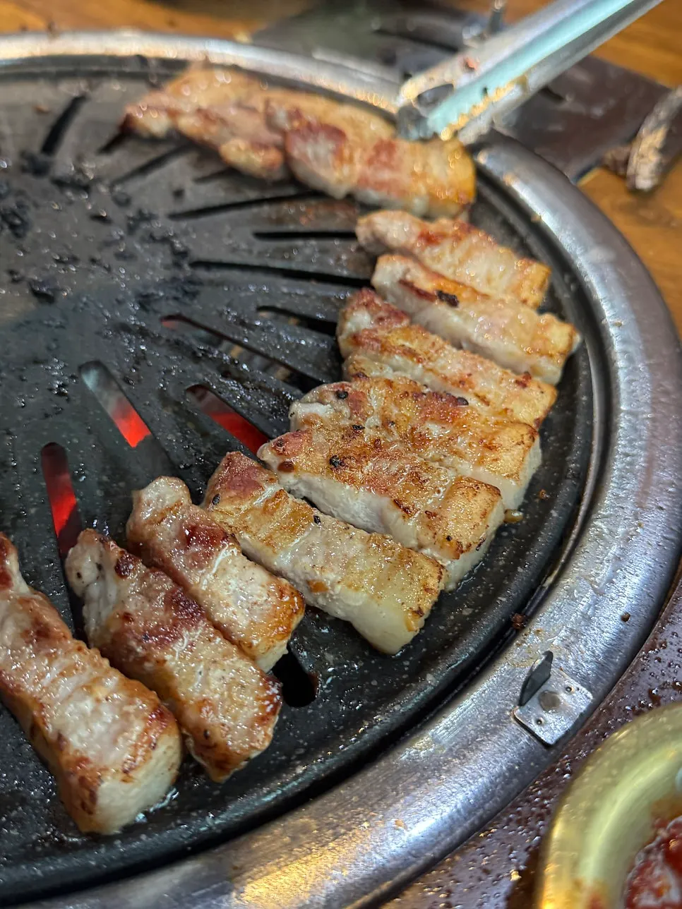주물 불판에 구워지는 삼겹살 1인분