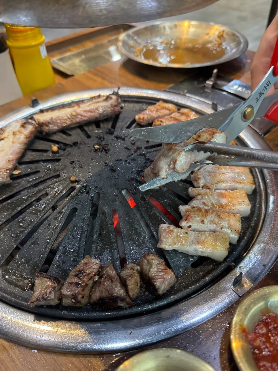 겉바속촉으로 익은 삼겹살 구이