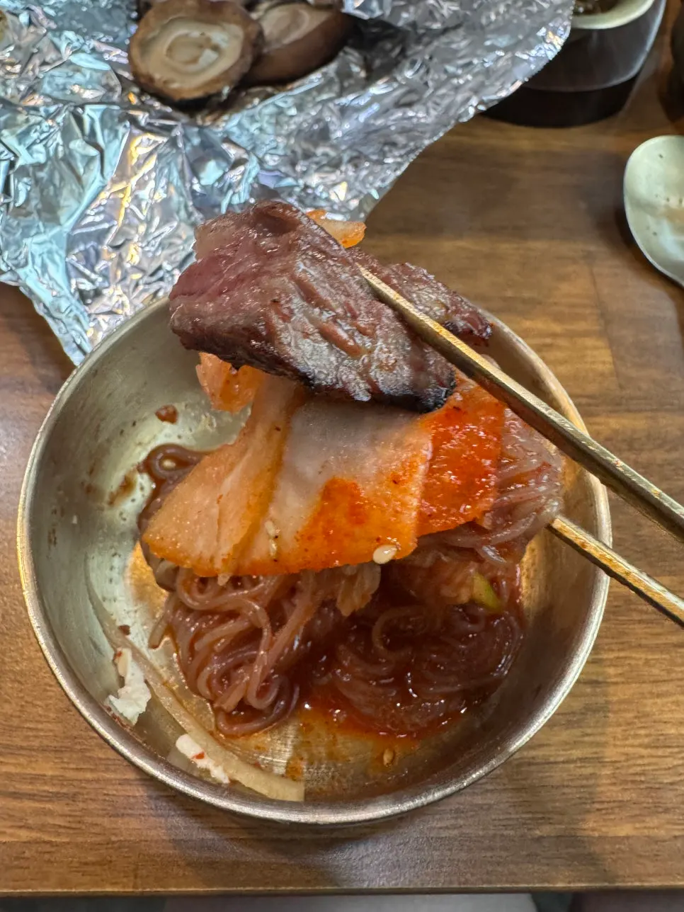 살얼음 육수와 양념장을 올린 비빔냉면