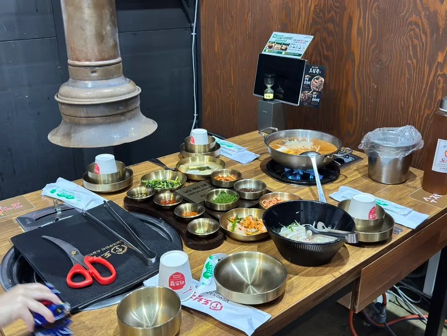 Mesa con banchan ya servidos gracias a la reserva previa
