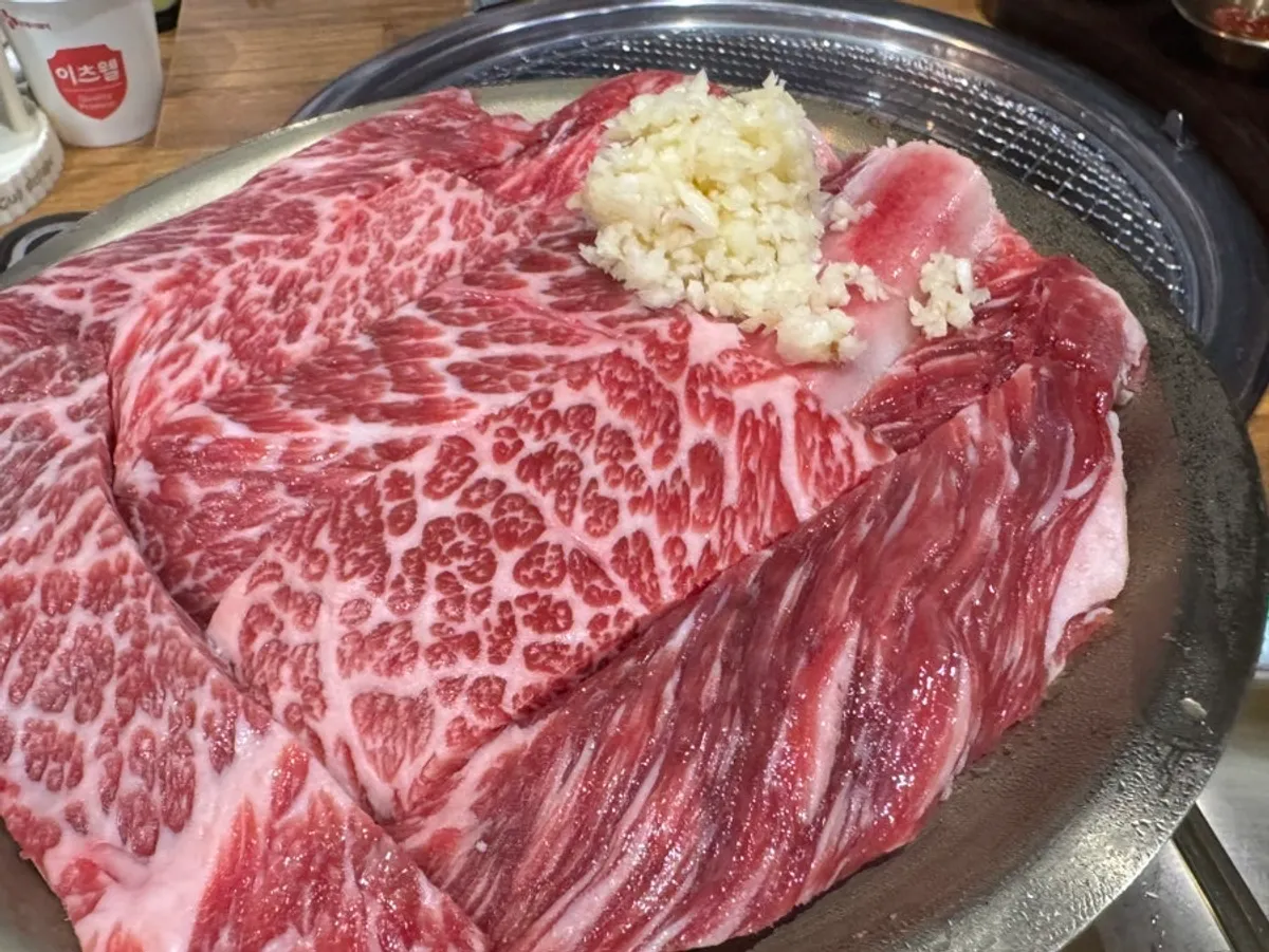 Hwangto Garlic Beef Short Rib Platter cubierto de ajo