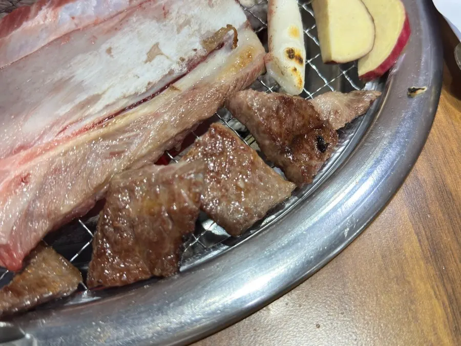 Costillas y ajo asándose en la parrilla