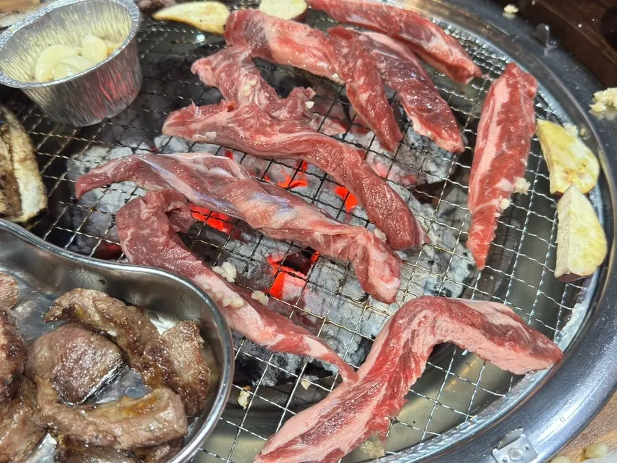 Dando la vuelta a la carne sobre el carbón