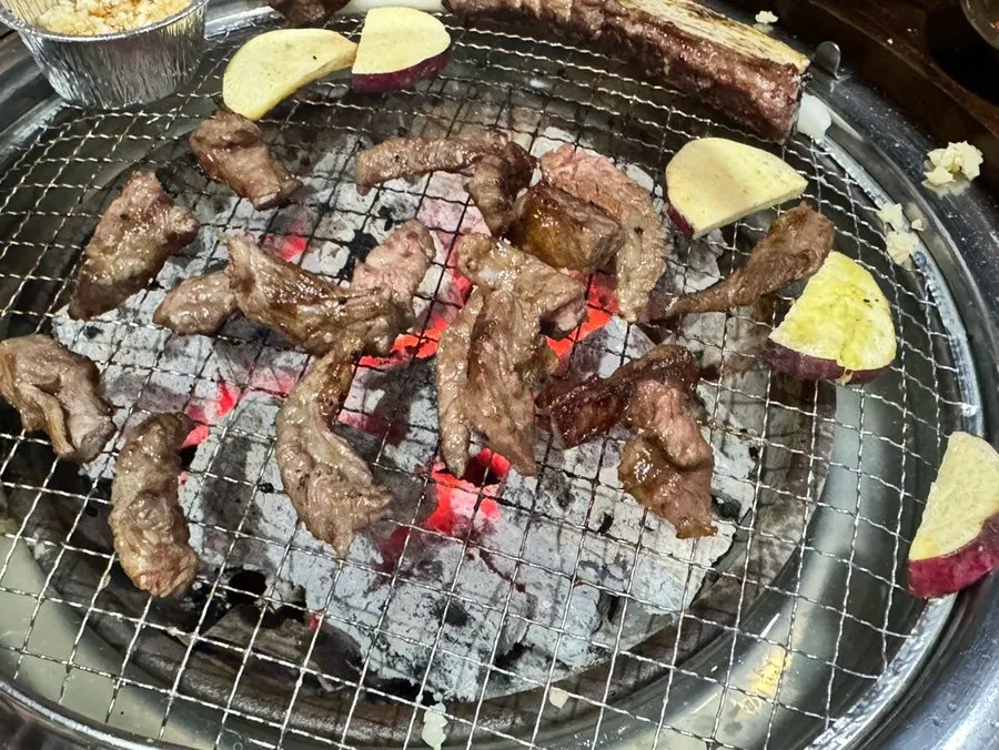 Galbi ya asado y servido en el plato