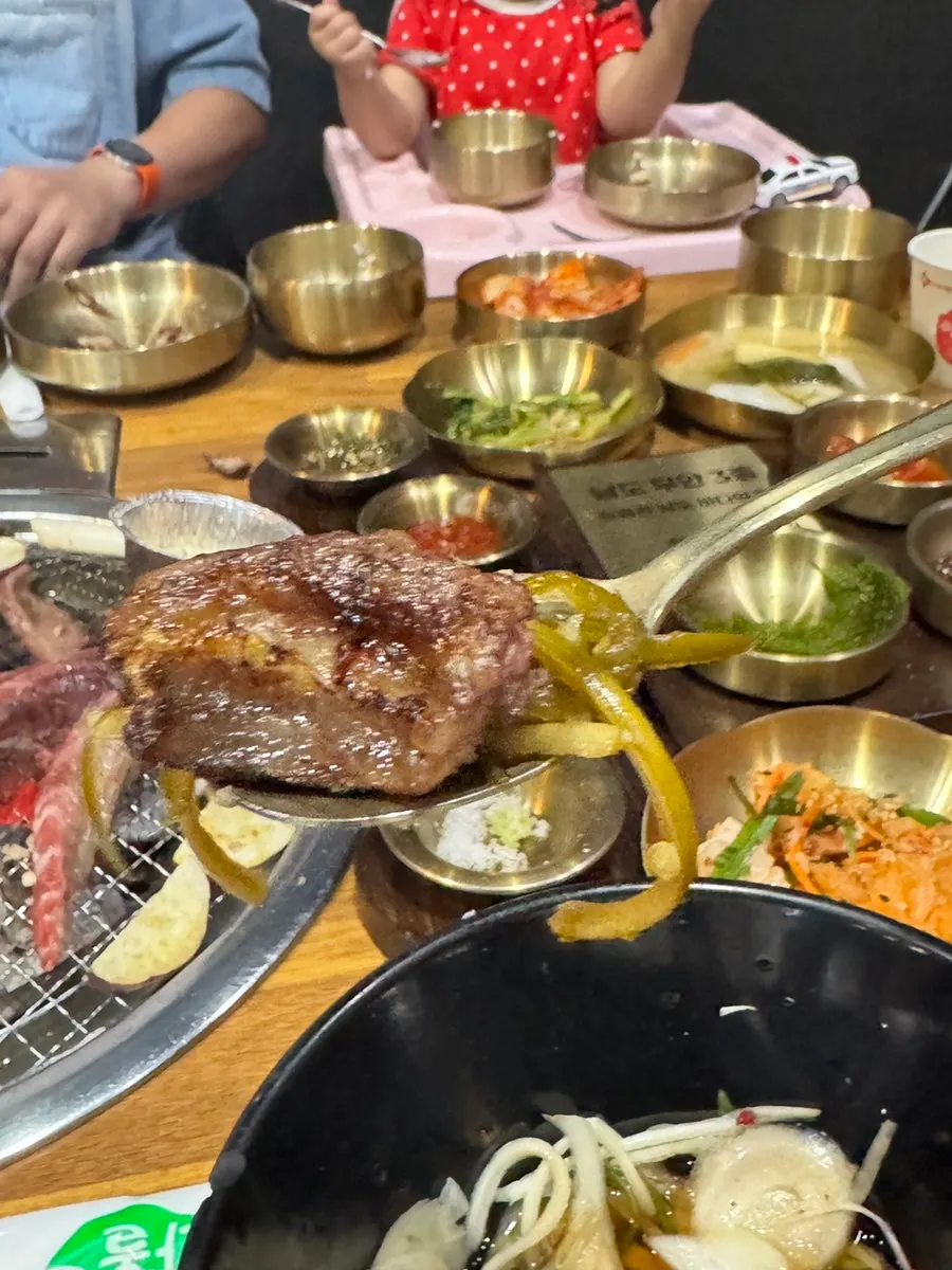 Mesa del asador tras comer hasta hartarse