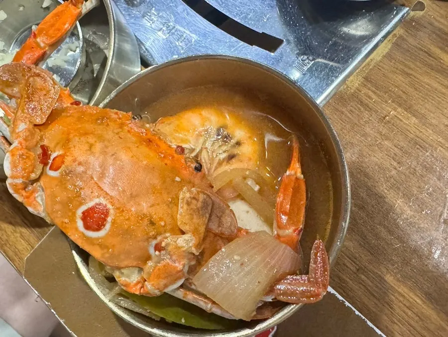 Cuenco de sopa de doenjang con marisco bien reducida