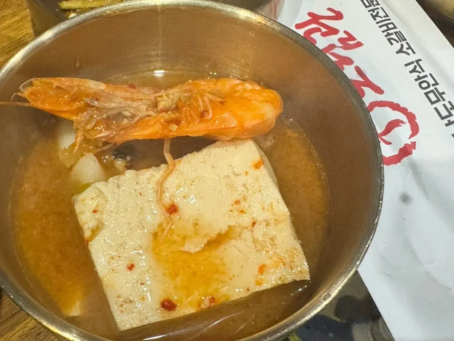 Rincón de postres servido tras la comida en Dorimgwan