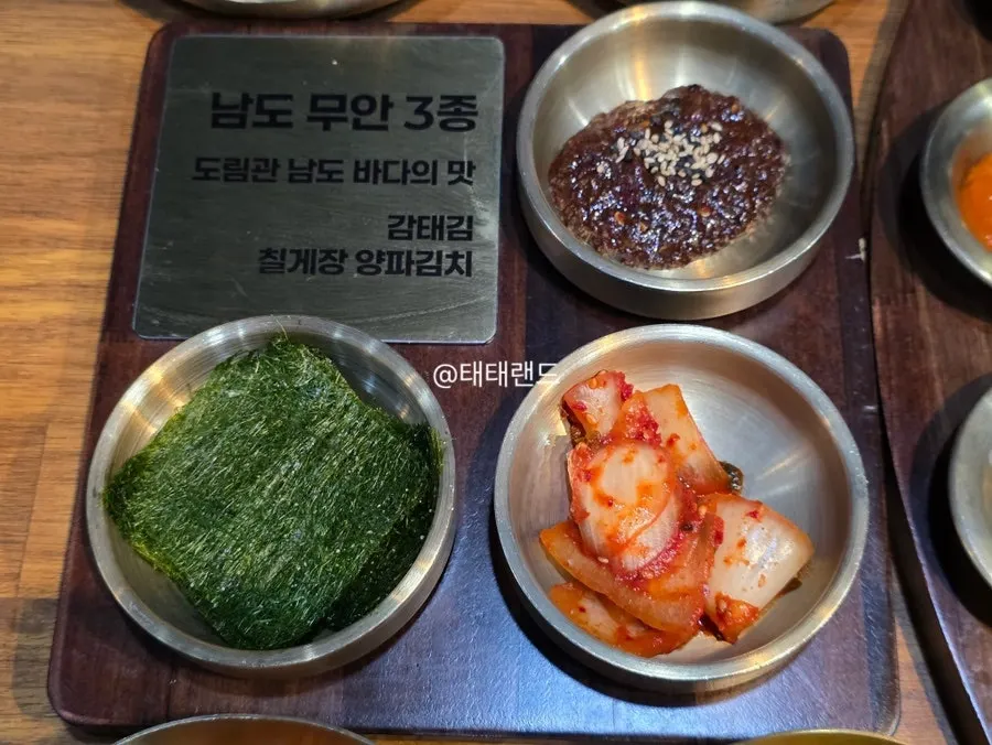 예약 손님을 위해 미리 세팅된 테이블 한 상