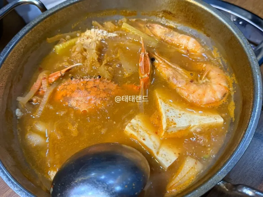 서비스로 나온 꽃게탕과 기본 찬