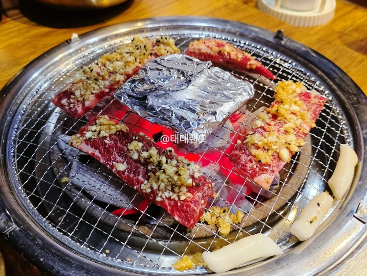 참숯 불판에서 굽는 양념 소갈비살