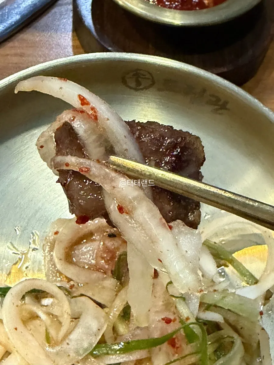 수저당번석 안내가 붙은 의자