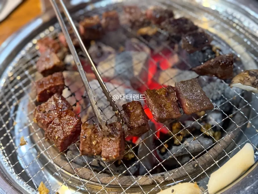 양파무침과 함께 먹는 소갈비살