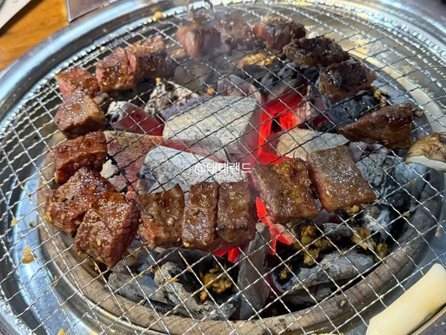 소금·참기름·와사비 곁들인 고기 한 점