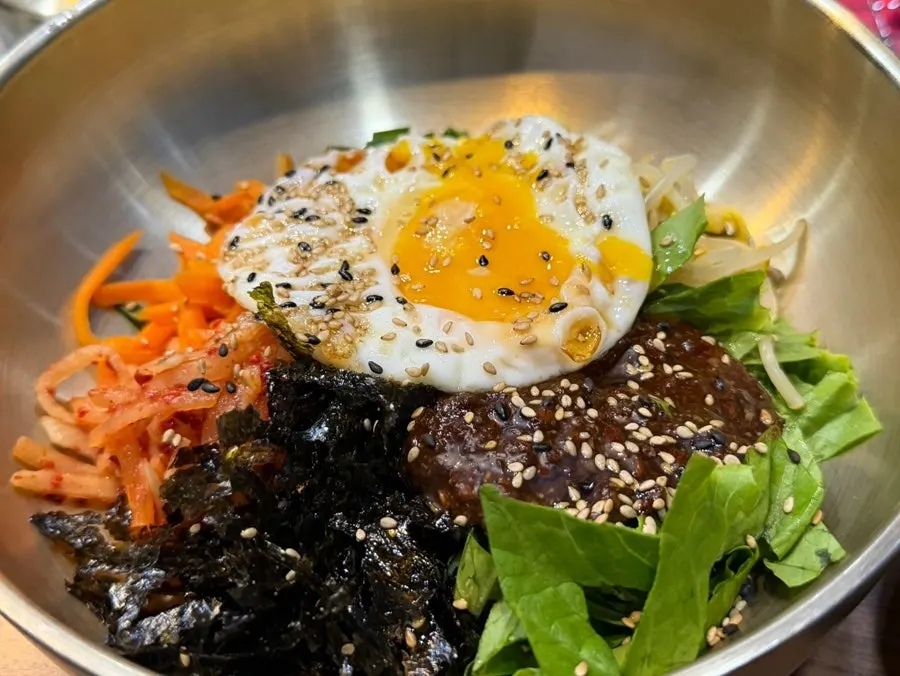 사이드로 주문한 칠게장비빔밥 한 그릇