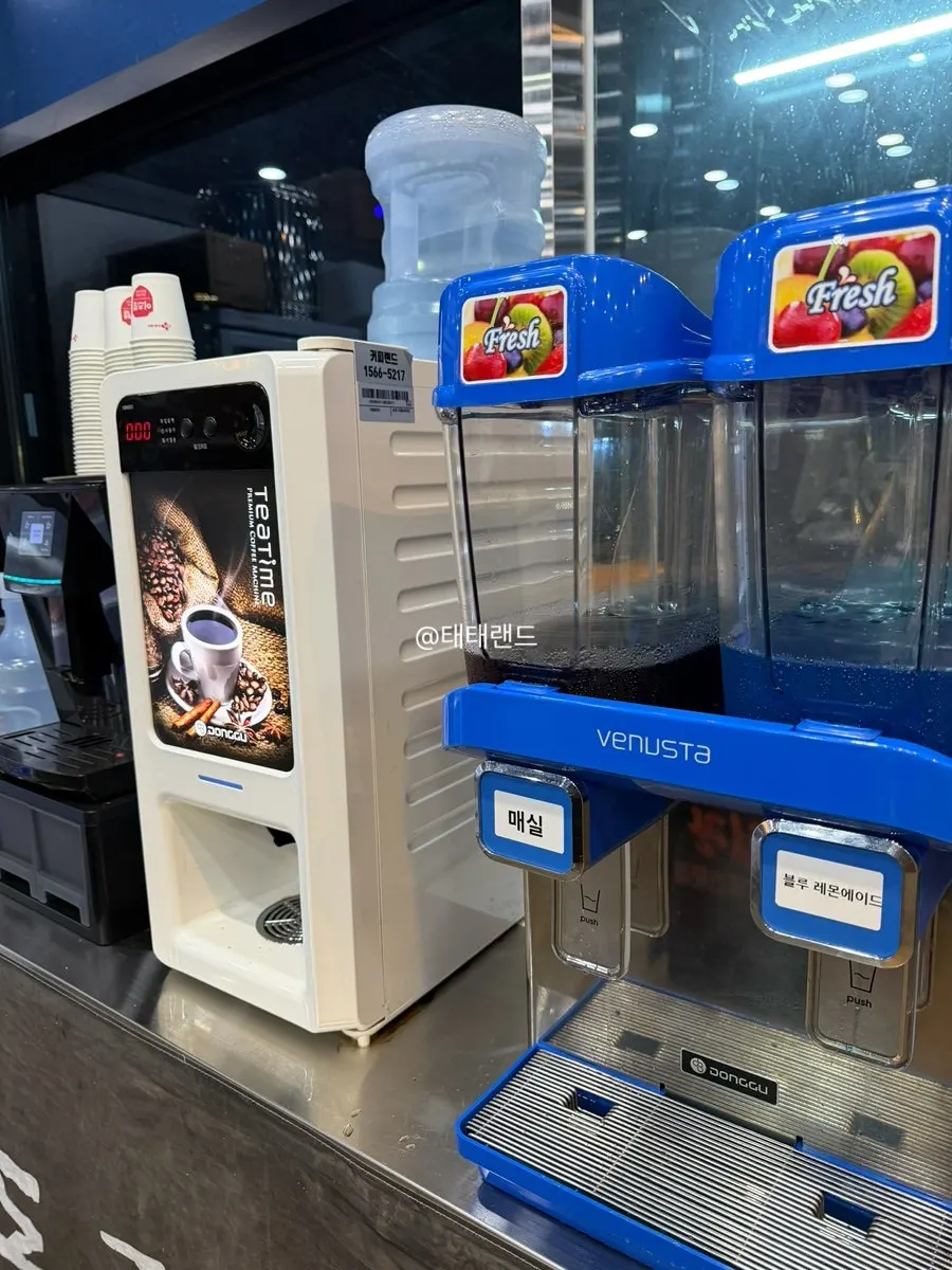 카운터에 준비된 무료 음료와 커피