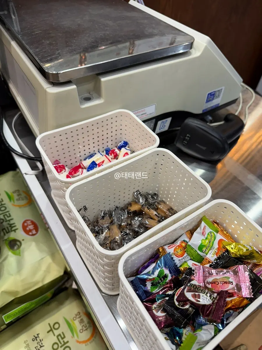 서비스로 놓인 사탕과 카라멜